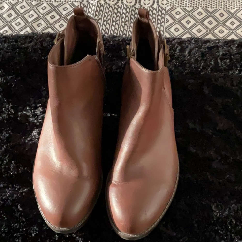 Short boots. Brown
